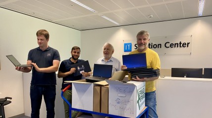 Donatie van 73 laptops