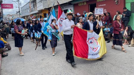 15 september: onze school trekt door de straten van Comalapa