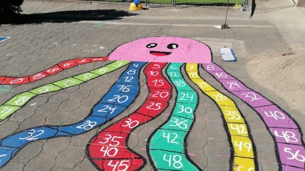 Een speelplaats vol plezier en leren! 🎨🎲